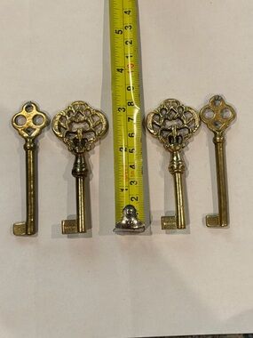 4 Gold Antique Skeleton Keys